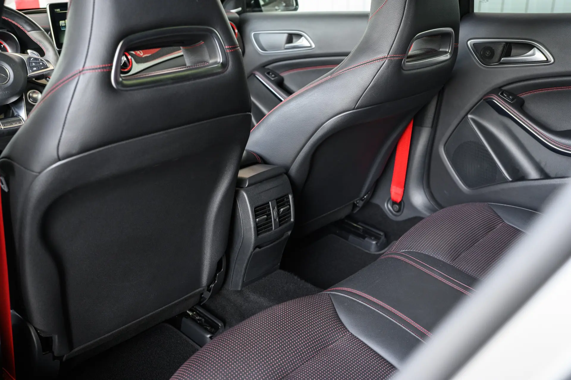 Mercedes-Benz GLA 45 AMG 4-Matic 31