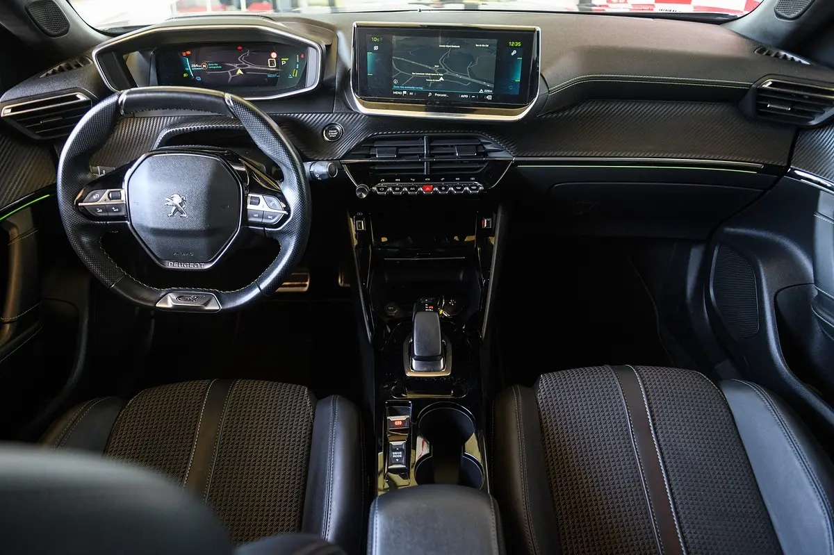 Peugeot e-2008 50 kWh GT Pack 54