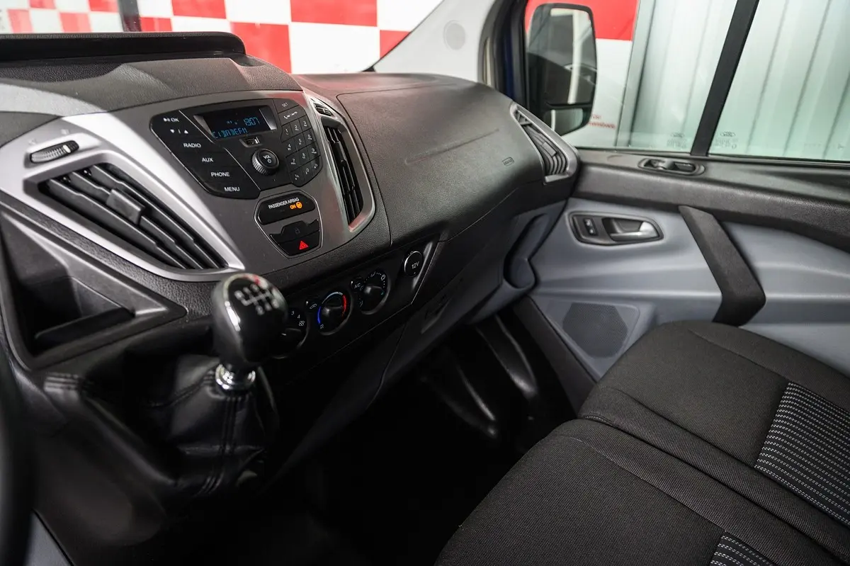 Ford Transit Custom Adaptada p/ 3 cadeiras de rodas 33