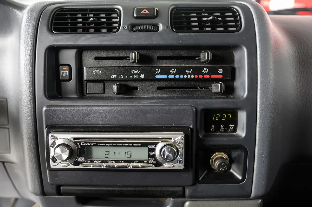 Toyota HiAce 2.4 D LXH12LG 28