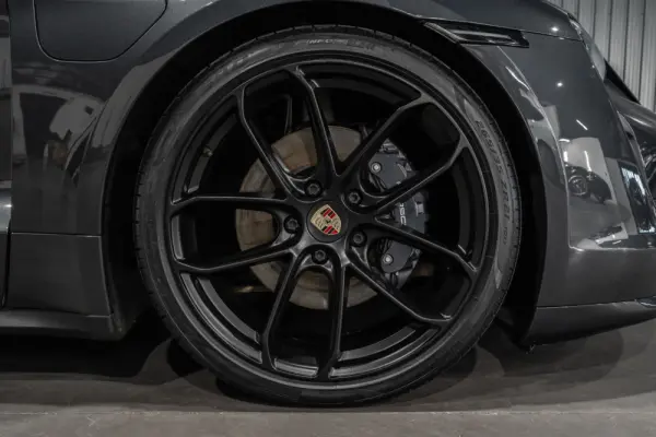 Porsche Taycan 4 37