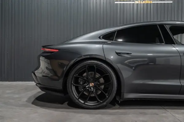 Porsche Taycan 4 38