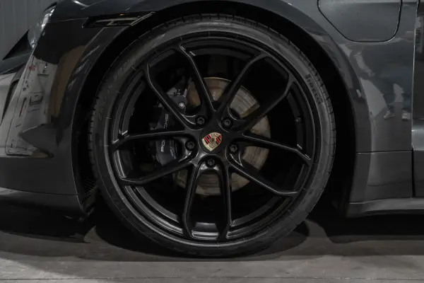 Porsche Taycan 4 26