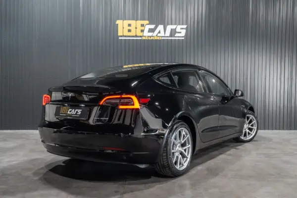 Tesla Model 3 Long-Range Dual Motor AWD 38