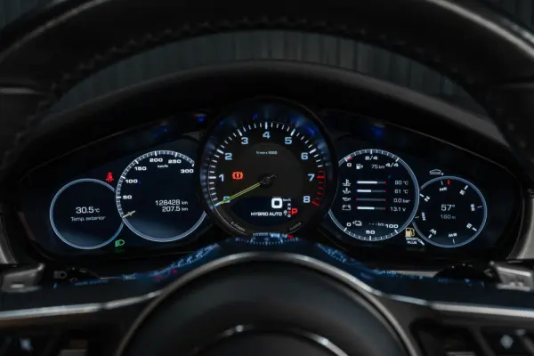 Porsche Panamera 4 E-Hybrid 12