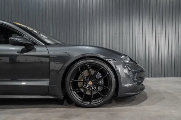 Porsche Taycan 4 36