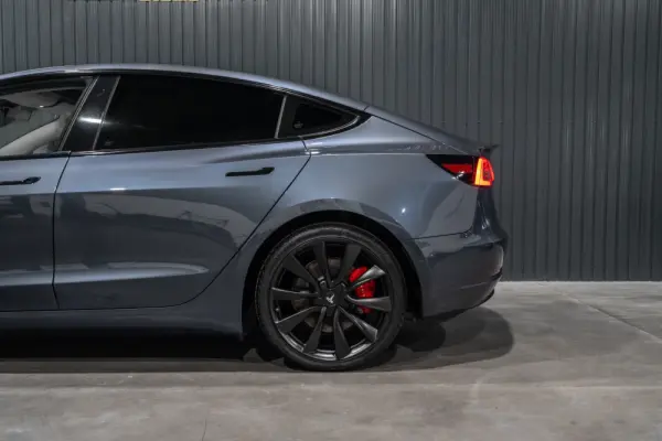 Tesla Model 3 Performance Dual Motor AWD 28