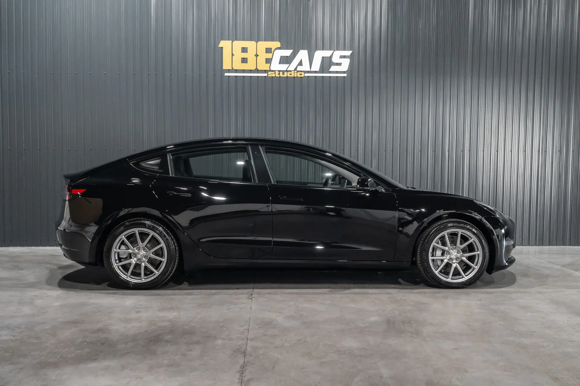 Tesla Model 3 Long-Range Dual Motor AWD 32