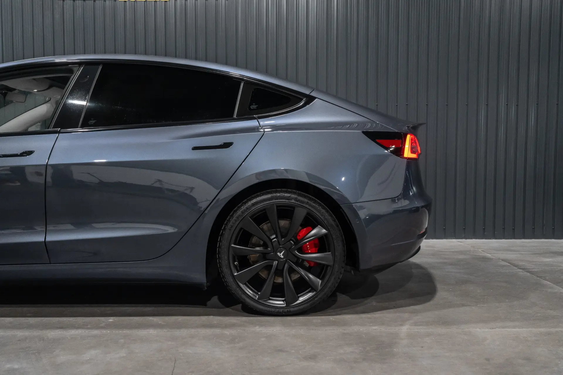 Tesla Model 3 Performance Dual Motor AWD 28