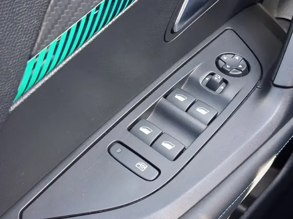 Peugeot 2008 1.2 PureTech Allure EAT8 33