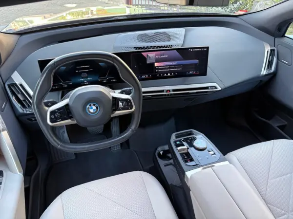 BMW iX xDrive 50 Pack Desportivo 27