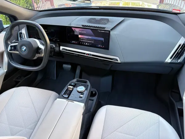 BMW iX xDrive 50 Pack Desportivo 28