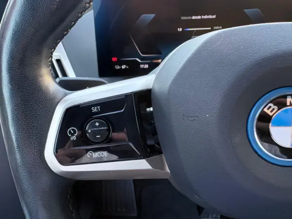 BMW iX xDrive 50 Pack Desportivo 36