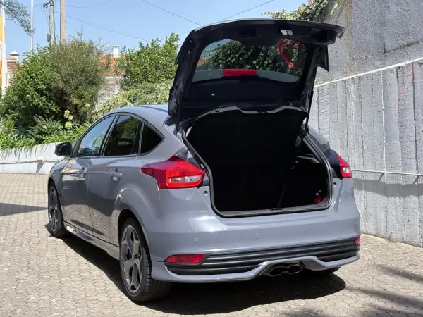 Ford Focus 2.0 EcoBoost ST c/ Pack Pele Desportiva 26