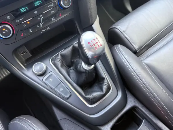 Ford Focus 2.0 EcoBoost ST c/ Pack Pele Desportiva 53