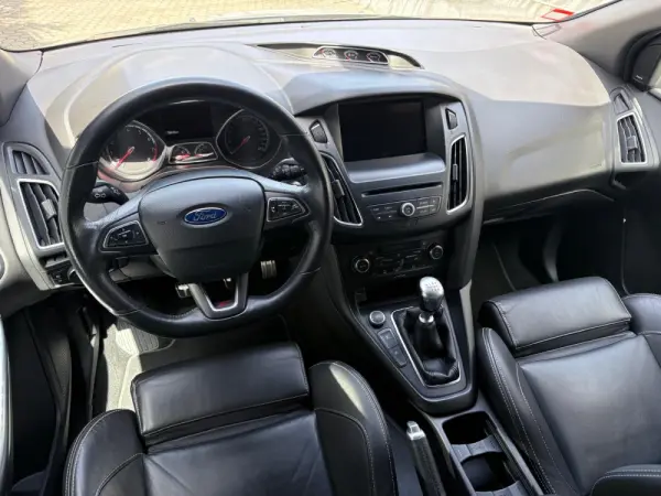 Ford Focus 2.0 EcoBoost ST c/ Pack Pele Desportiva 29