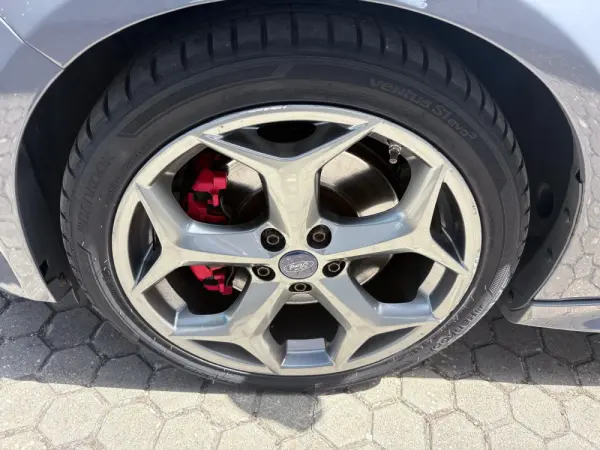 Ford Focus 2.0 EcoBoost ST c/ Pack Pele Desportiva 12
