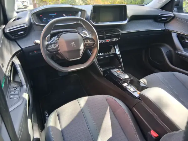 Peugeot 2008 1.2 PureTech Allure EAT8 29
