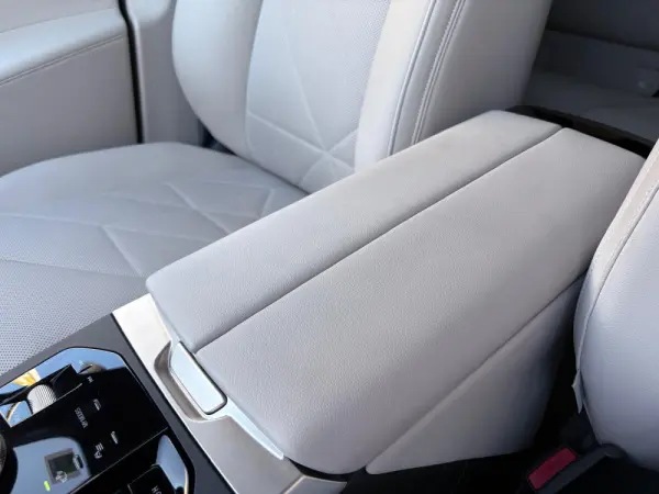 BMW iX xDrive 50 Pack Desportivo 31