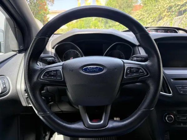 Ford Focus 2.0 EcoBoost ST c/ Pack Pele Desportiva 37