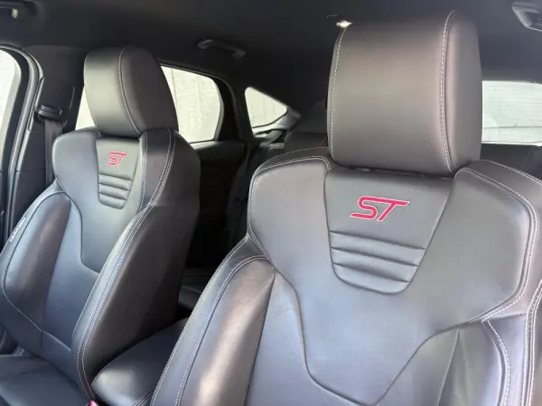Ford Focus 2.0 EcoBoost ST c/ Pack Pele Desportiva 7