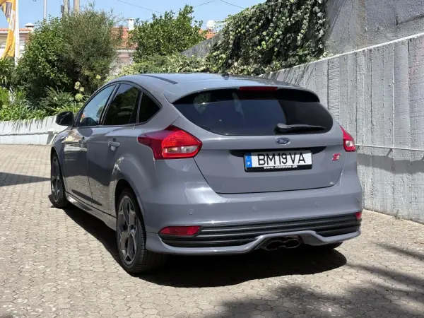 Ford Focus 2.0 EcoBoost ST c/ Pack Pele Desportiva 25