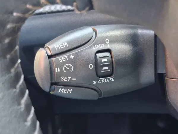 Peugeot 2008 1.2 PureTech Allure EAT8 41