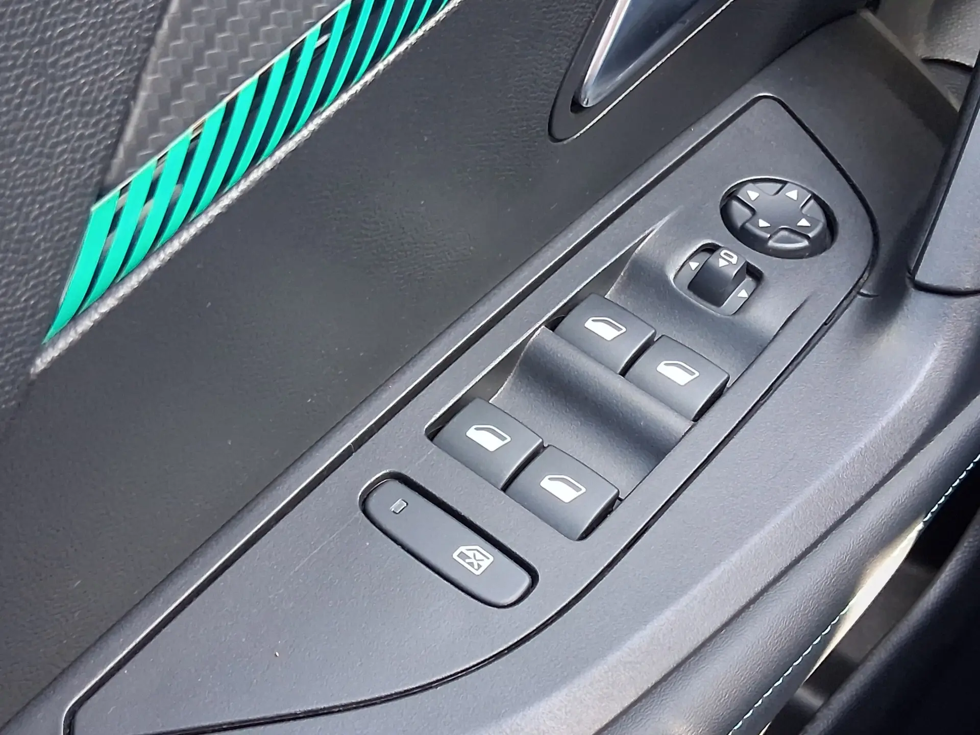 Peugeot 2008 1.2 PureTech Allure EAT8 33