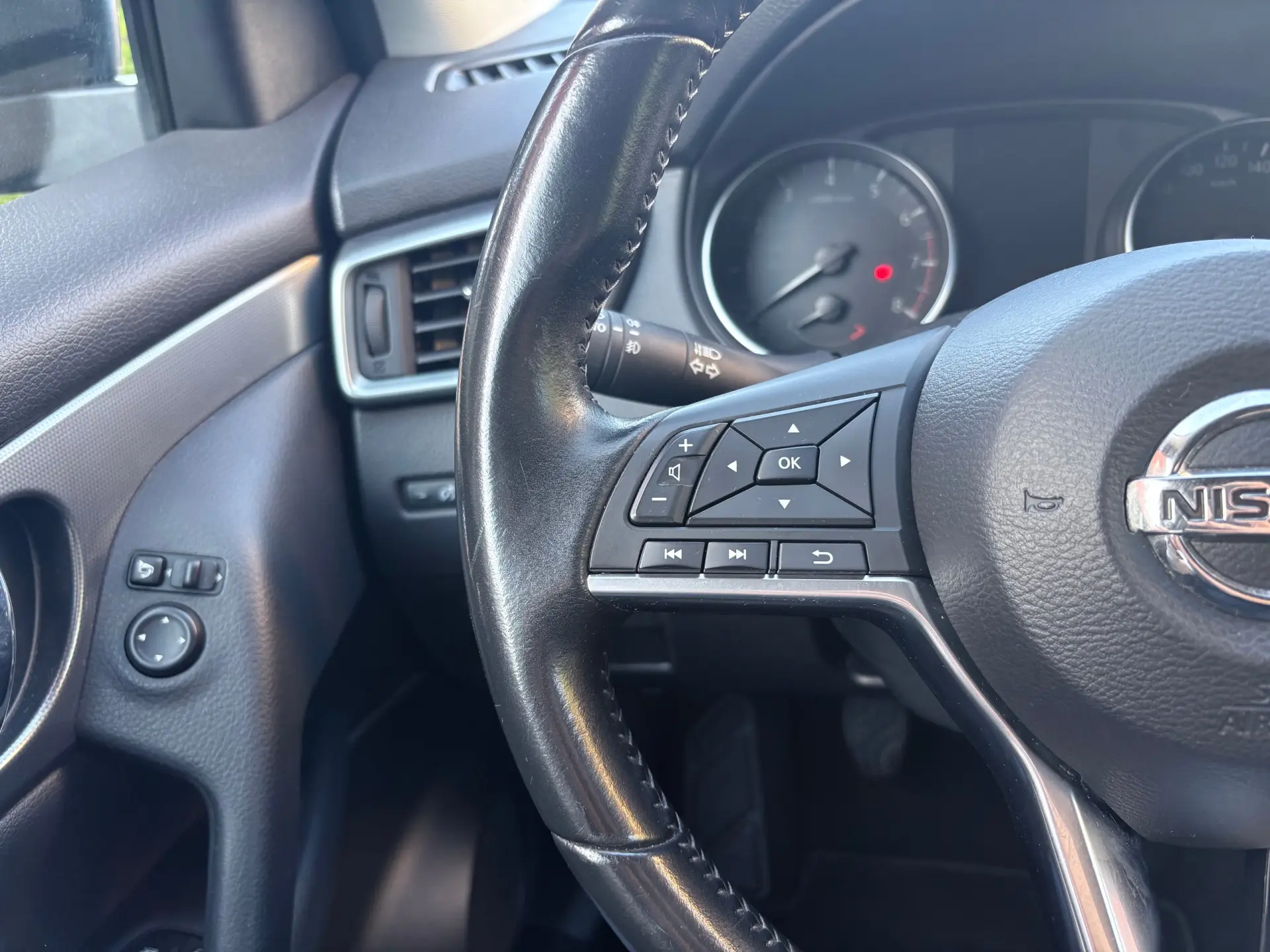 Nissan Qashqai 1.2 DIG-T N-Connecta 18 37