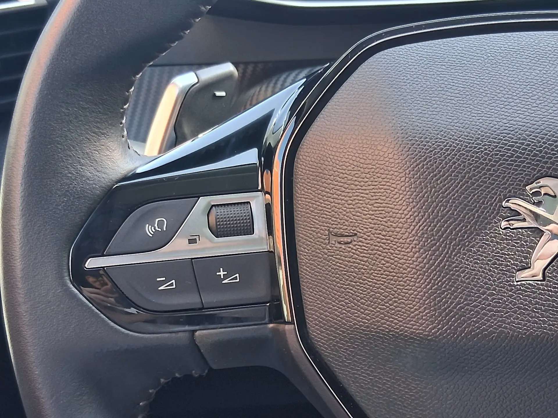 Peugeot 2008 1.2 PureTech Allure EAT8 36