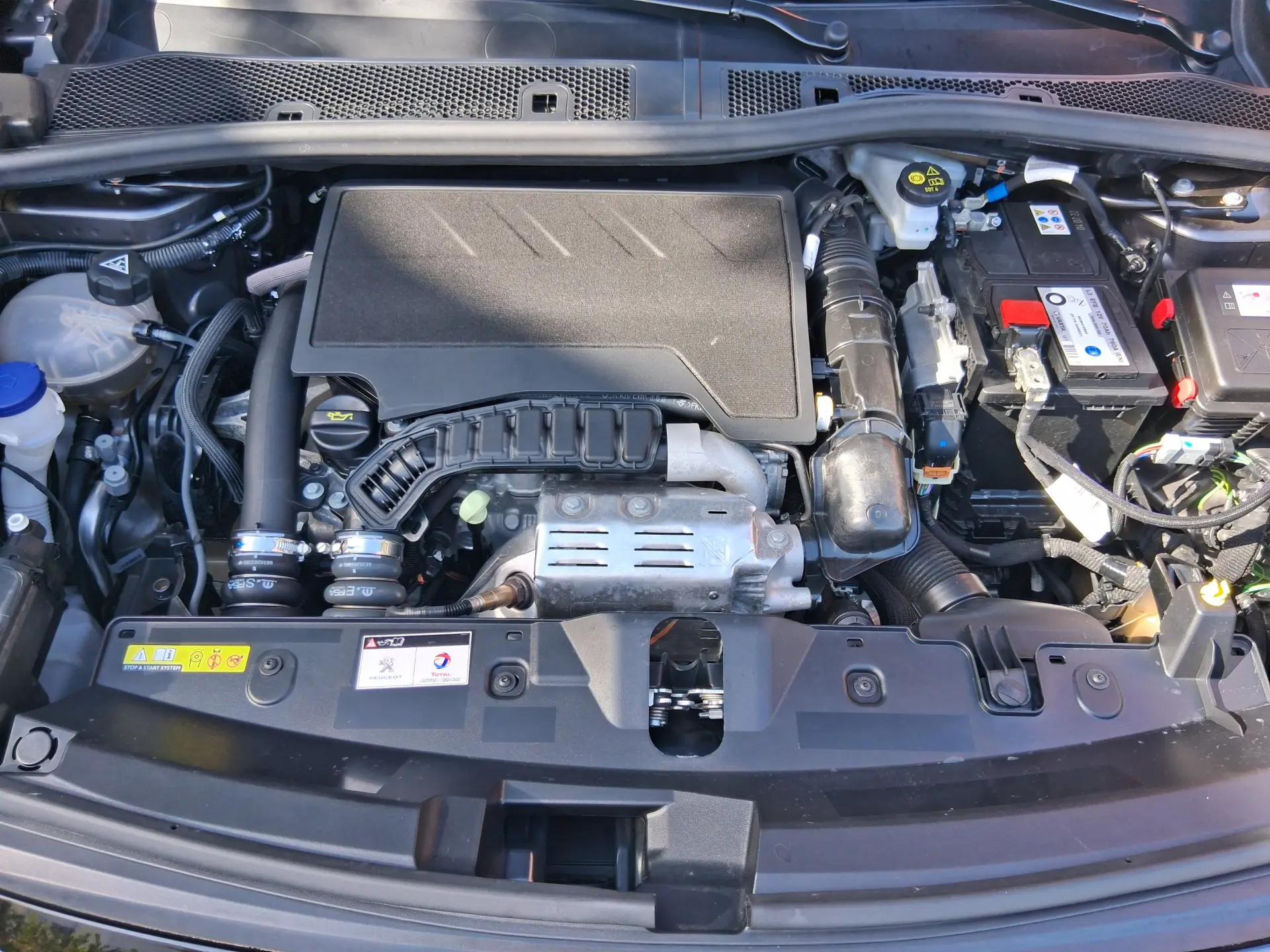 Peugeot 2008 1.2 PureTech Allure EAT8 17