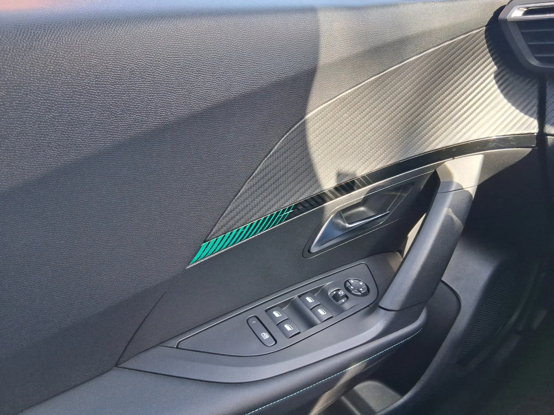 Peugeot 2008 1.2 PureTech Allure EAT8 32