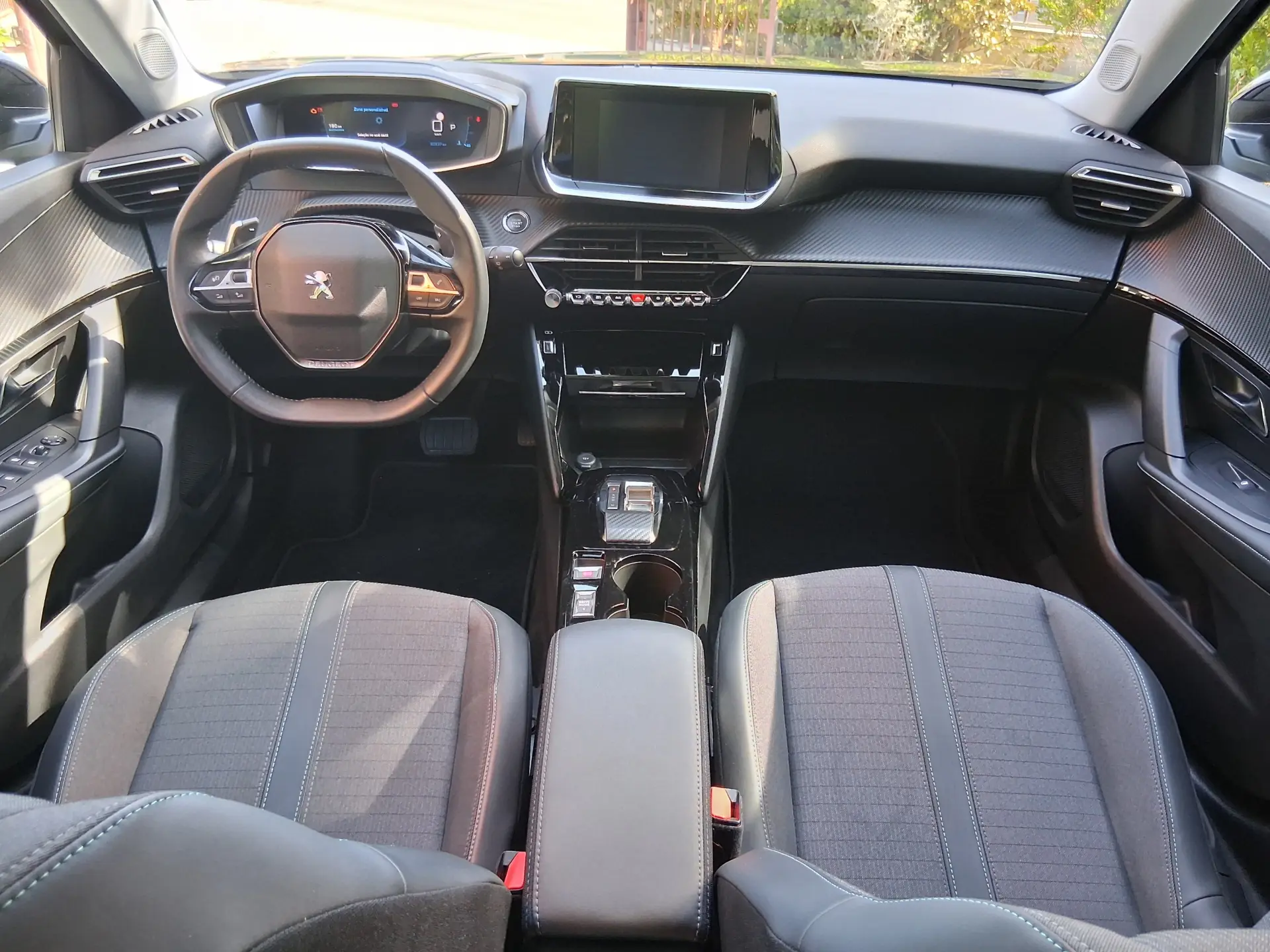 Peugeot 2008 1.2 PureTech Allure EAT8 6