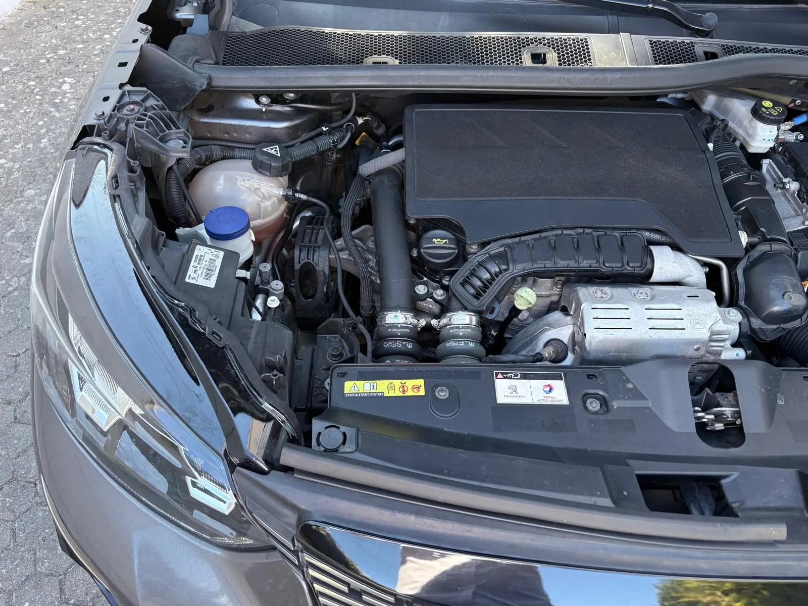 Peugeot 2008 1.2 PureTech Allure 17