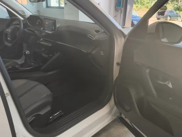 Peugeot 2008 PureTech 100 Allure 9