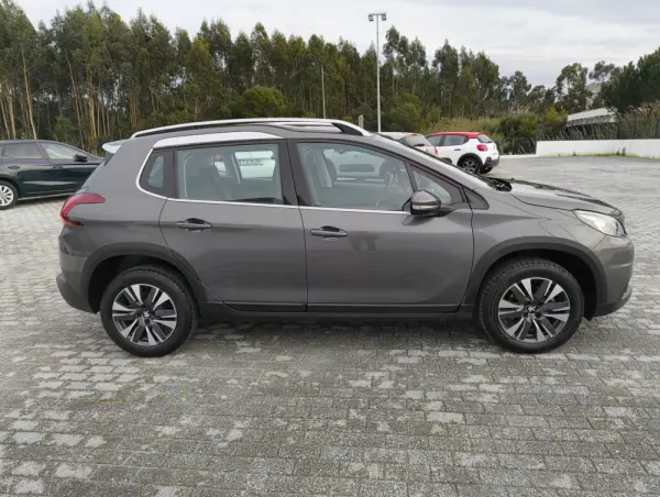 Peugeot 2008 1.2 PureTech Allure 4