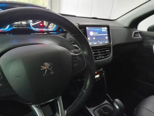 Peugeot 2008 1.2 PureTech Allure 16