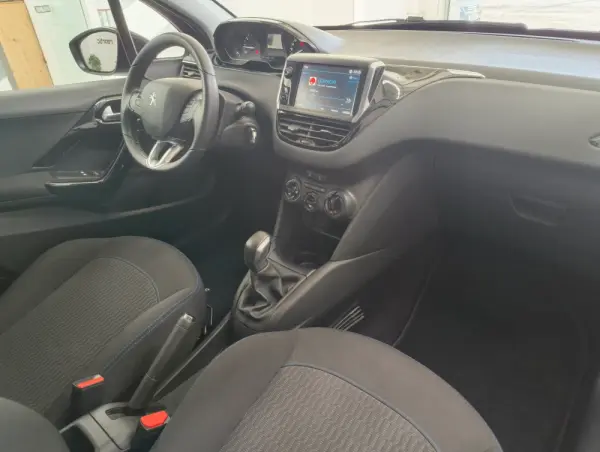 Peugeot 208 1.2 PureTech Signature 21