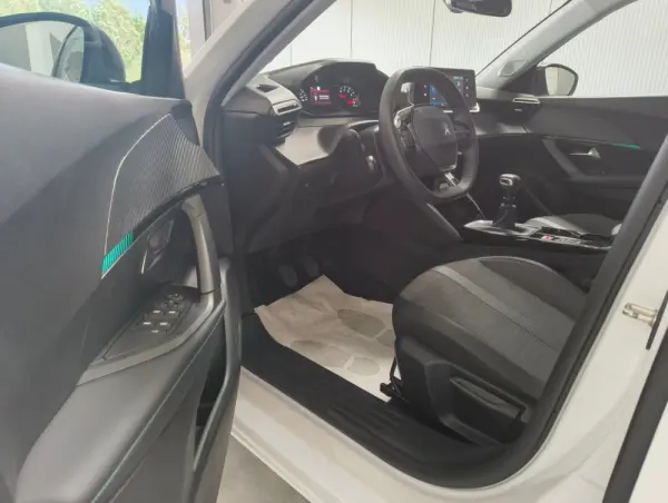 Peugeot 2008 PureTech 100 Allure 12