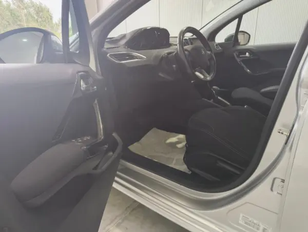Peugeot 208 1.2 PureTech Allure 5