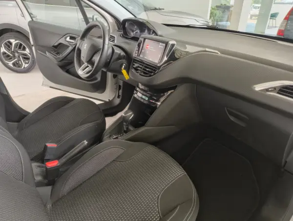 Peugeot 208 1.2 PureTech Allure EAT6 12