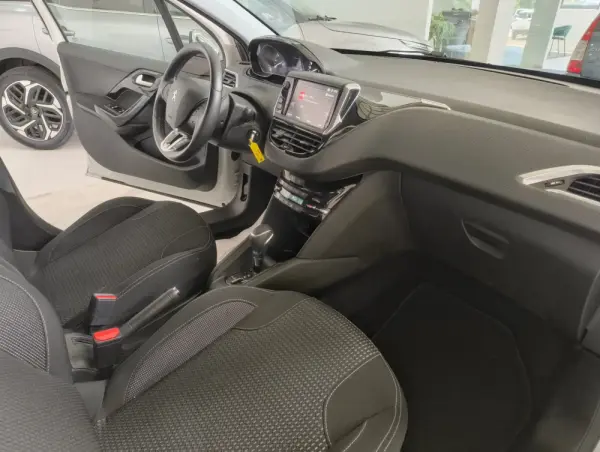 Peugeot 208 1.2 PURETECH ALLURE 12