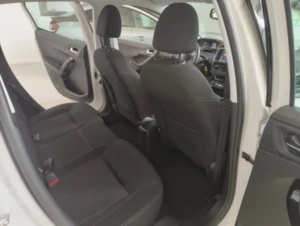 Peugeot 208 1.2 PureTech Allure EAT6 11
