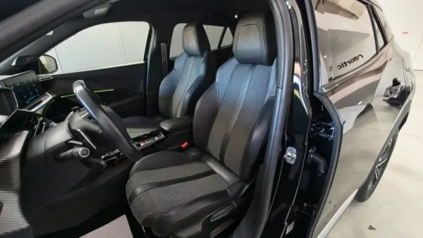 Peugeot 2008 PureTech 130 EAT8 GT 21