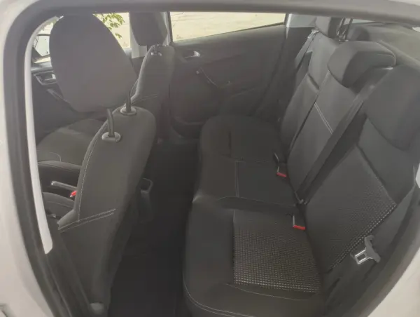 Peugeot 208 1.2 PureTech Allure EAT6 9