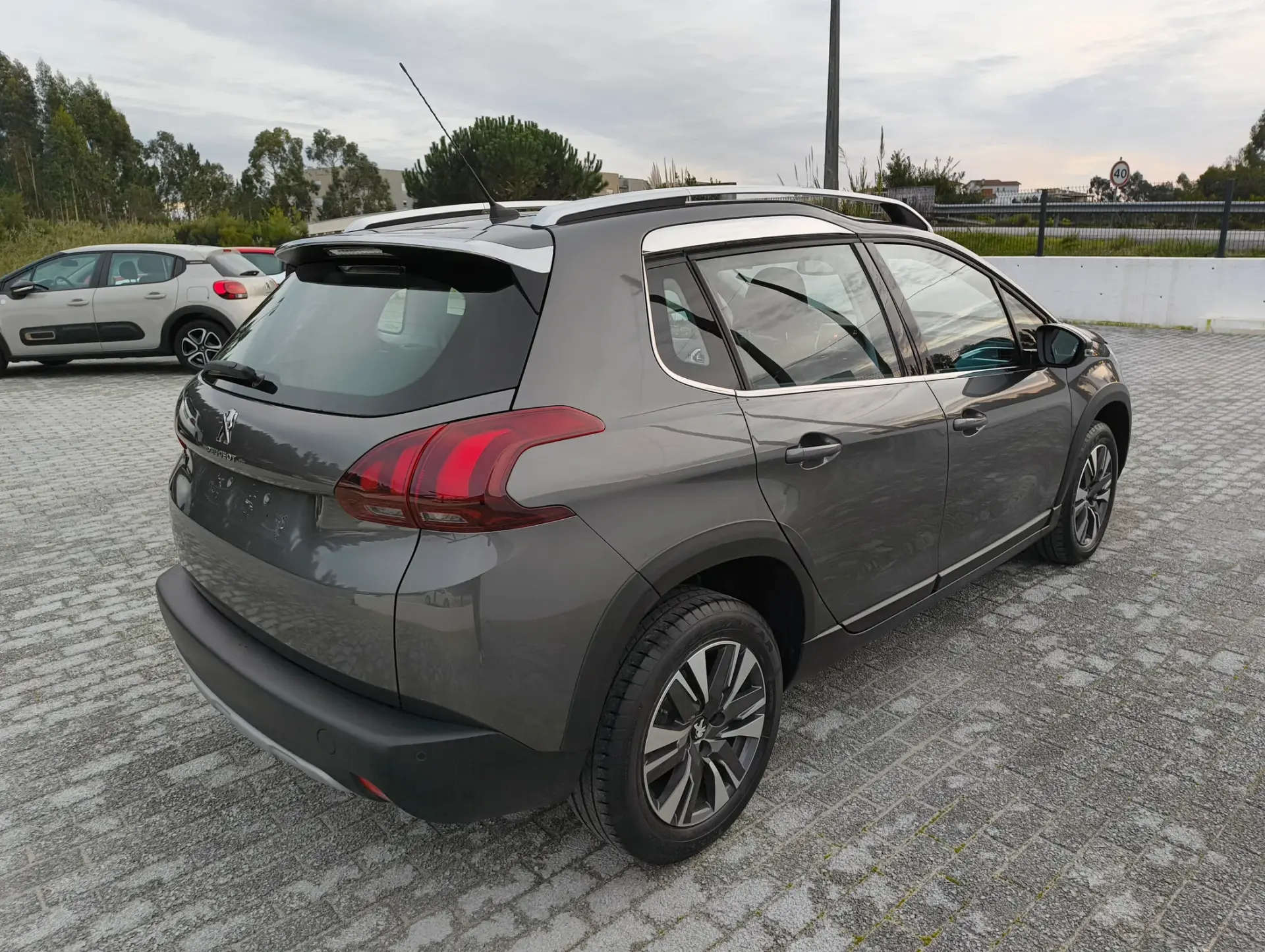 Peugeot 2008 1.2 PureTech Allure 5