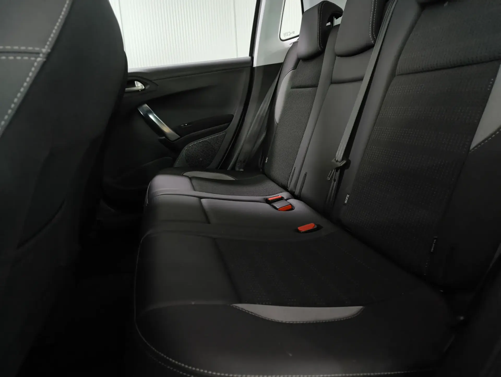 Peugeot 2008 1.2 PureTech Allure 17