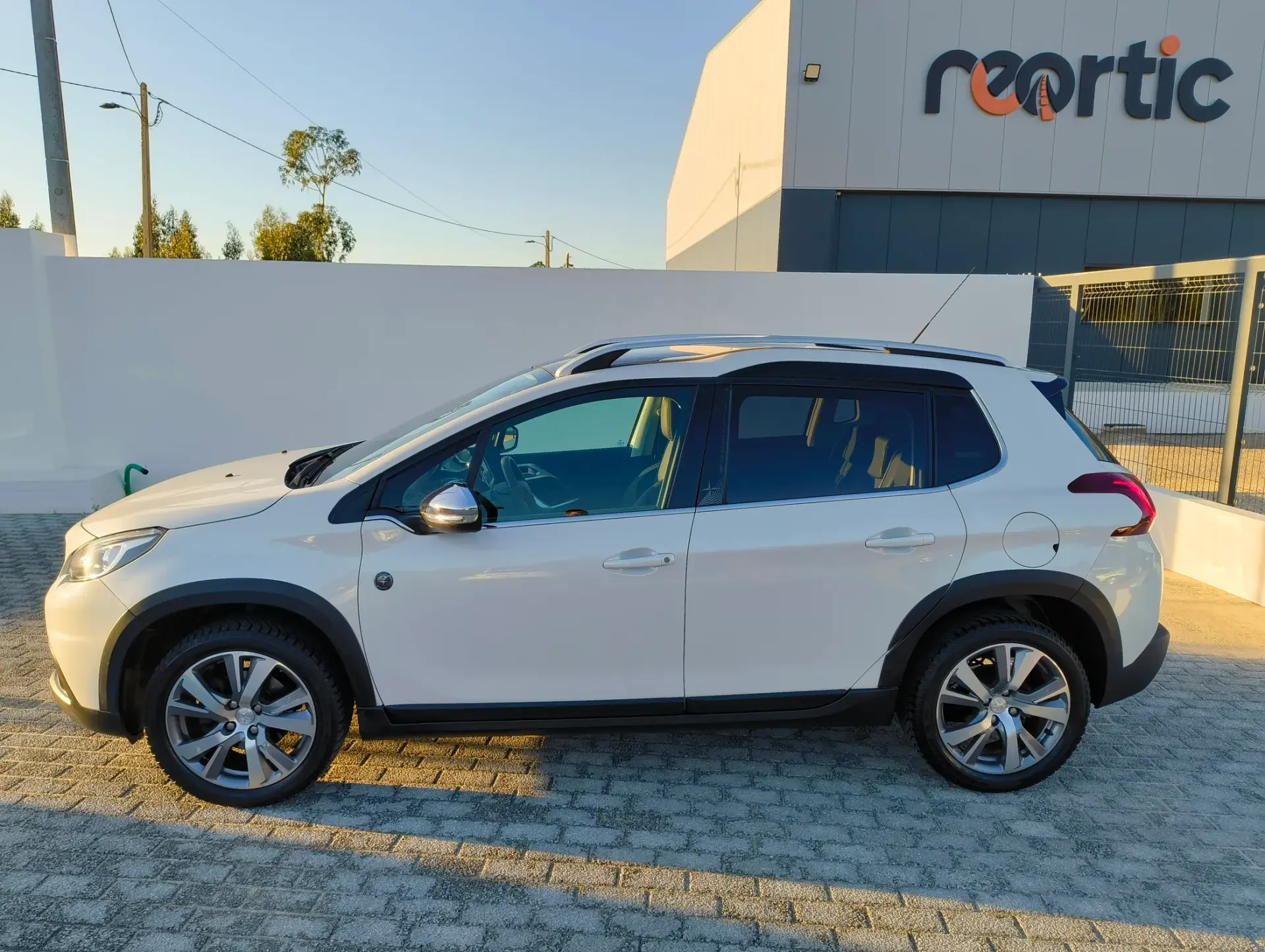 Peugeot 2008 1.2 PureTech Crossway 8