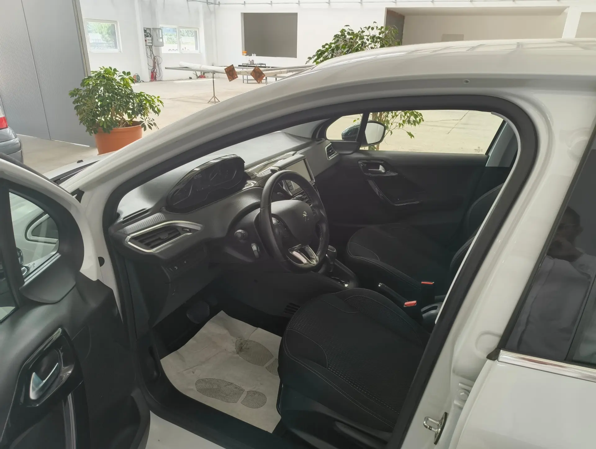 Peugeot 208 1.2 PureTech Allure EAT6 5