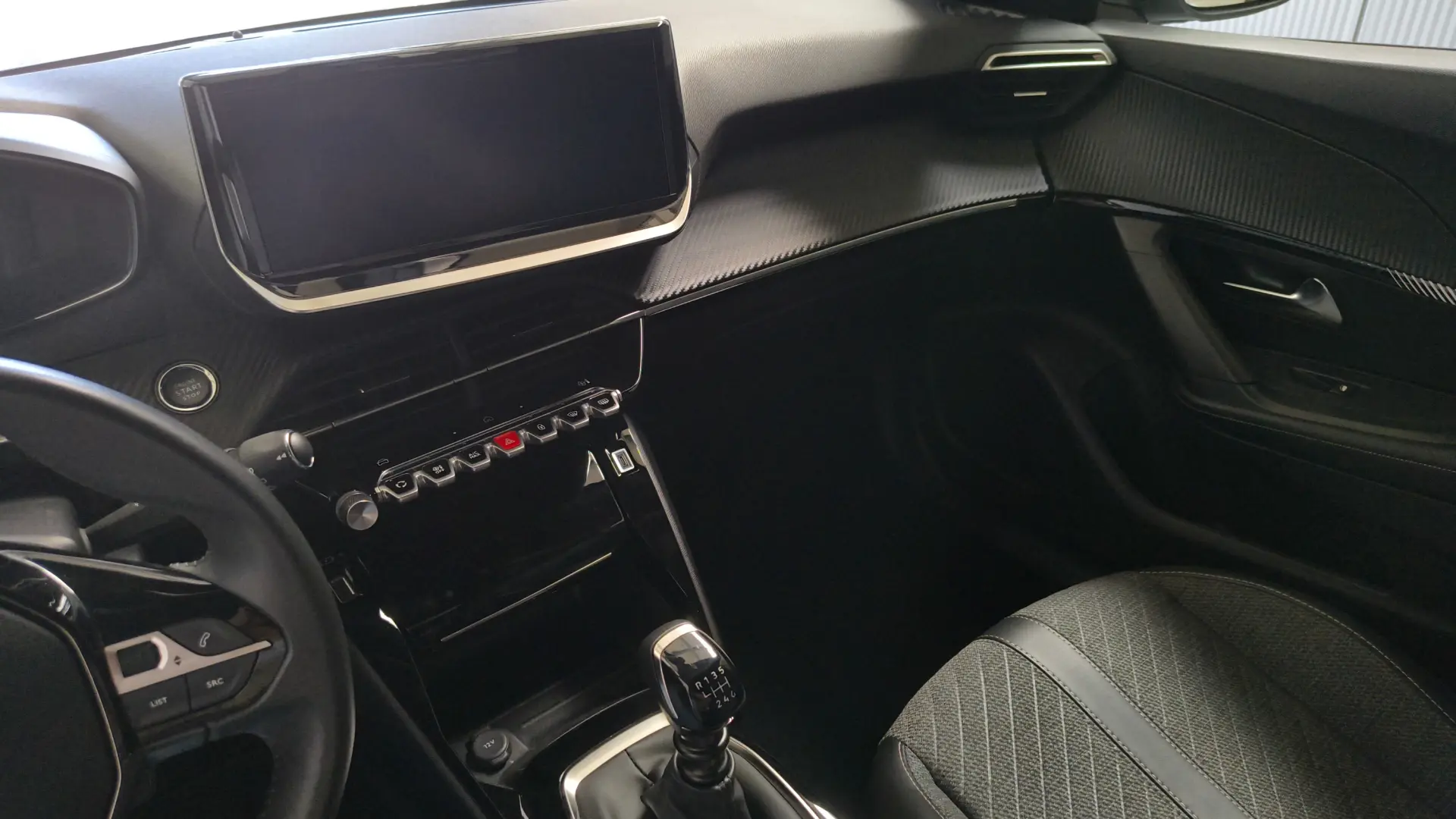 Peugeot 2008 1.2 PureTech Allure 17